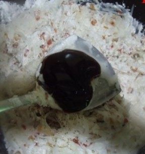 XO酱炒萝卜糕,趁热加入粘米粉，拌匀，放入白胡椒粉，1勺蚝油，拌匀