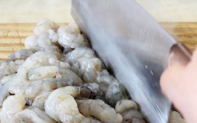 潮汕虾枣,虾仁去壳去虾线，洗净沥干水分，把虾剁成碎