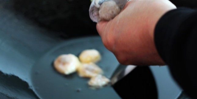 潮汕虾枣,锅里加油6成热，把虾肉泥握一些在左手，右手拿一只汤匙像挤肉丸一样