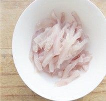 蕃茄鱼柳,切去颜色深红的鱼脊肉及带有刺的部分，将剩余的无刺部分鱼肉切成条状的鱼柳