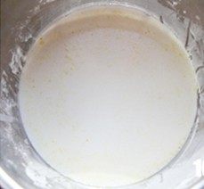 蕃茄鱼柳,在盆中放入淀粉110克，分几次添入适量凉水，放入1/2勺油，搅匀