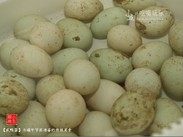 咸鸭蛋,鸭蛋将其放入水里，加入两汤匙白酒，浸泡10分钟