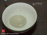 咸鸭蛋,将白酒和海盐分别放入碗中，先将鸭蛋放入米酒中，让其滚动沾满米酒