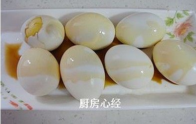 虎皮凉鸡蛋,鸡蛋放入容器中，用极少的生抽腌制5分钟。