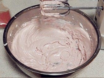 樱花蛋白酥,继续搅打至蛋白降为室温，表面光滑有光泽。加入草莓粉低速拌匀