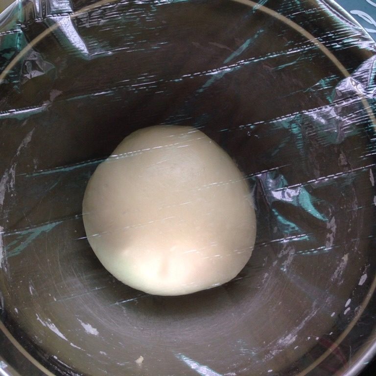 卡仕达超软吐司,把面团整成圆形，收口向下放进盆中，盖上保鲜膜，室温发酵至2倍大。现在25摄氏度，用了30分钟。