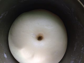 卡仕达超软吐司,发酵好的面团，用手指压一个洞，洞口不反弹，四周不下陷。