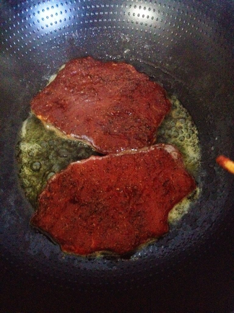 黑椒牛排,黄油融化的时候放入牛排，不时用筷子移动牛排位置以防焦掉粘锅