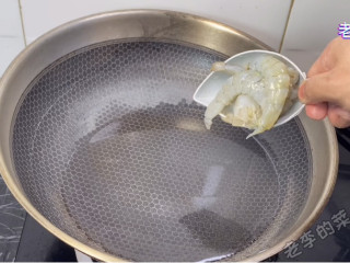 晶莹剔透的水晶鸡蛋制作教程,虾仁下锅煮熟。