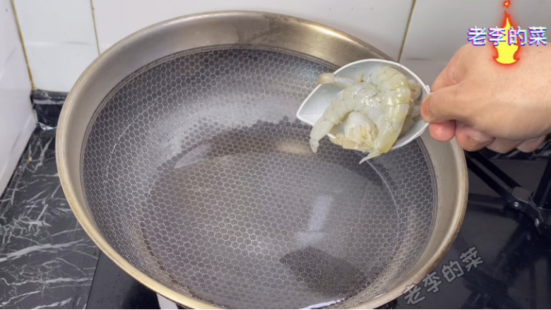 晶莹剔透的水晶鸡蛋制作教程,虾仁下锅煮熟。