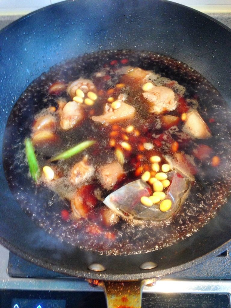 黄豆猪尾,水开后加黄豆 中小火煮到收汁 如果赶时间可以用压力锅中小火呲十五分钟