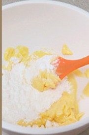 奶香曲奇,在室温下软化黄油。把黄油放入打蛋盆中，然后倒入糖粉，用刮刀搅拌均匀为止