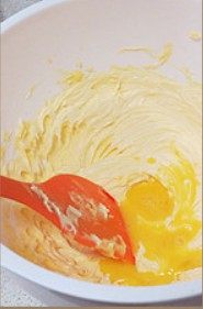 奶香曲奇,分次加入蛋液，用刮刀将黄油和蛋液完全混合