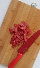 杂蔬炒熏肠 ,彩椒切菱形、胡萝卜切片，香葱切碎，熏肠45°切片