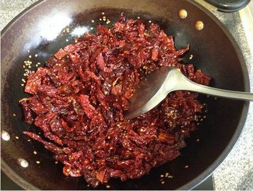 自制辣椒油,炒锅放少许油，小火将干辣椒段炒至微微有点脆，然后用料理机将辣椒段打碎