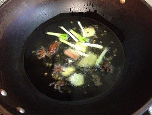 自制辣椒油,炒锅坐油，下香料和葱姜小火熬出香味