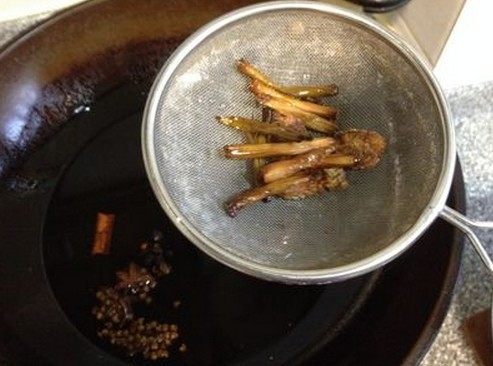 自制辣椒油,葱姜捞出不要，香料可捞出放辣椒盆中