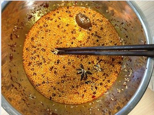 自制辣椒油,过两分钟，倒入另一半的油，拌匀，静置一夜即成