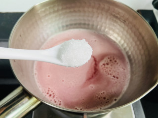 西瓜冻,加入一勺白砂糖