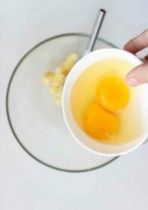 意式坚果脆饼,鸡蛋打散，分次缓慢加入黄油中搅拌均匀