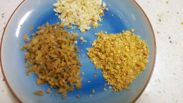 凉面,配料：油炸好泡涨后的黄豆和花生，切碎。榨菜切碎。