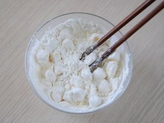 榴莲派,用筷子粗粗拌匀，每一块黄油都裹上面粉即可