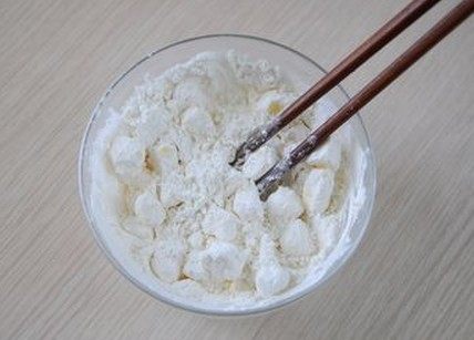 榴莲派,用筷子粗粗拌匀，每一块黄油都裹上面粉即可