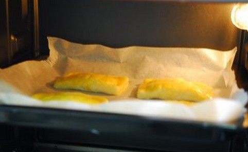 榴莲派,放入烤盘，表面刷蛋黄液，送入预热好220度的烤箱18分钟