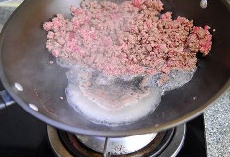 牛肉酱 ,不断地将炒出的水盛出倒掉，炒至没有水分时盛出，锅洗净