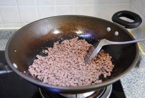 牛肉酱 ,起油锅，油量要比平时炒菜大一倍，五成热时下牛肉粒小火慢慢翻炒