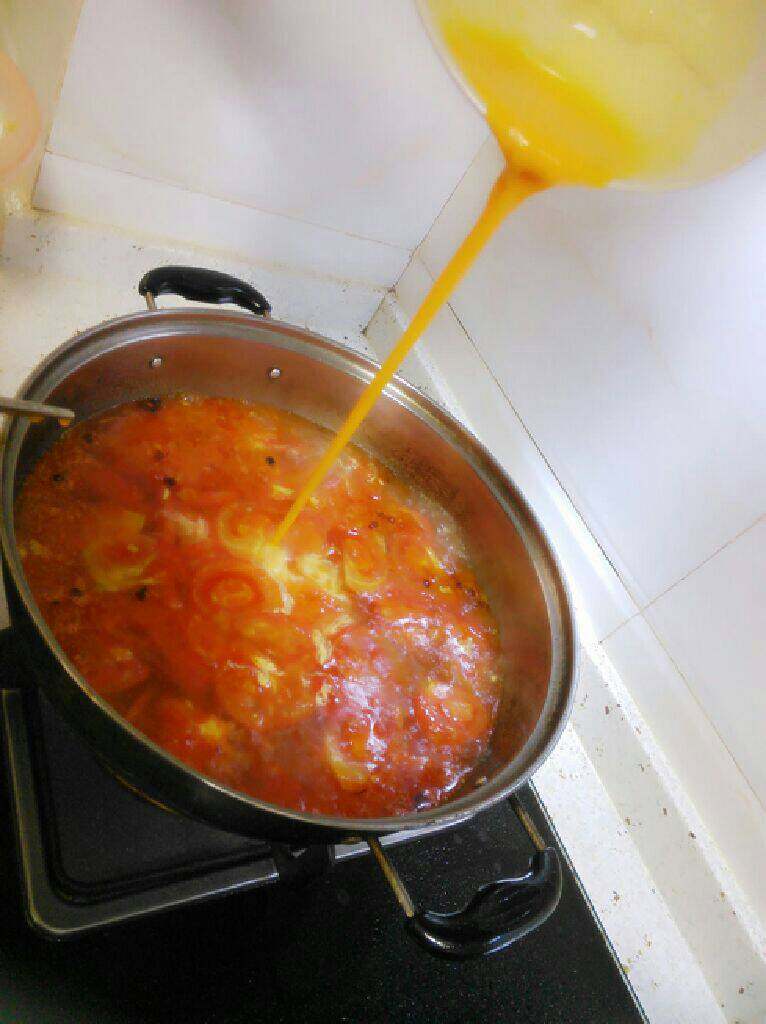 番茄蛋汤,加水煮开，开小火熬制五分钟，让番茄的汤味道更加浓郁。倒入鸡蛋，倒完后再用筷子搅拌两下入锅的鸡蛋，不要一直搅拌。