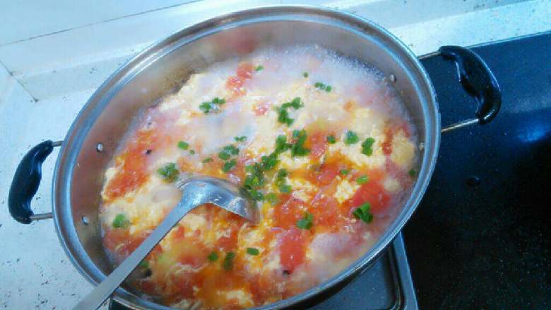 番茄蛋汤,一分钟后放入葱花盐鸡精，出锅。