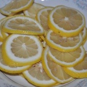 柠檬凉茶,将柠檬上撒一些盐，用手揉搓，再用温水清洗干净，切片