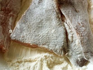 脆皮米鱼,把米鱼均匀的粘上一层薄薄的面粉，