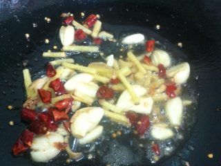 脆皮米鱼,锅里下蒜、姜、辣椒、爆香，下耗油、水、盐煮汁