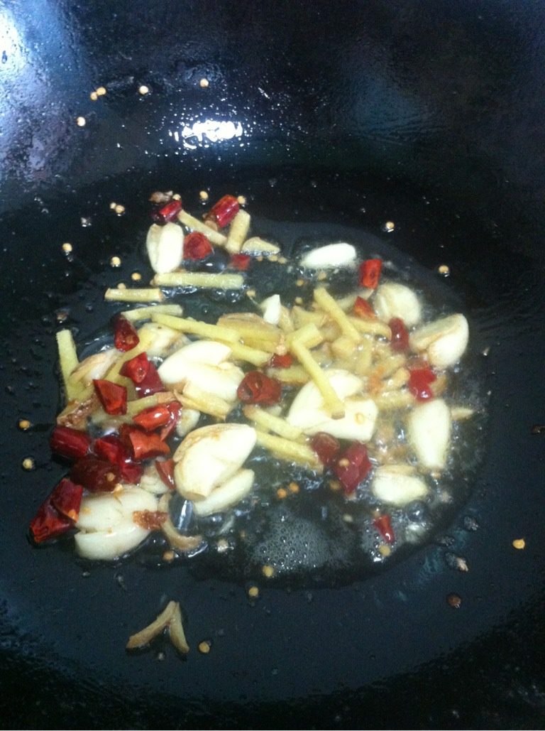 脆皮米鱼,锅里下蒜、姜、辣椒、爆香，下耗油、水、盐煮汁
