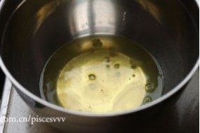 香草戚风蛋糕,全蛋磕入无水无油的盆中，将蛋黄和蛋白分离，蛋白放入冰箱冷冻