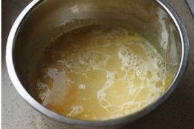 香草戚风蛋糕,在葵花籽油中加入热水，加入到蛋黄中，滴入香草精，搅拌均匀，使材料融为一体