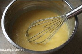 香草戚风蛋糕,低粉筛入蛋黄糊中，用手动打蛋器快速搅拌均匀，即成蛋黄糊