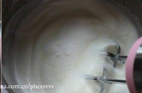 香草戚风蛋糕,用电动打蛋器低速轻柔打发，蛋白打至泡沫轻柔蓬松状态时，加入20g剩余的幼砂糖，快速打发30秒