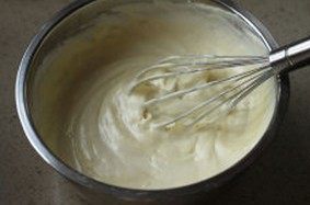 香草戚风蛋糕,用手动打蛋器大幅快速搅拌至顺滑细腻状态