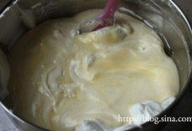 香草戚风蛋糕,再倒回蛋白霜中，用刮刀快速大幅度切拌30~35次