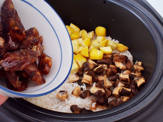 香菇板栗焖饭,加入腊肠