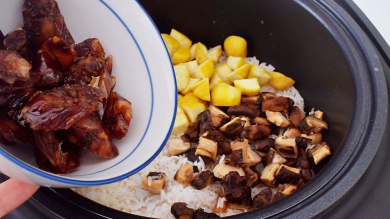 香菇板栗焖饭,加入腊肠