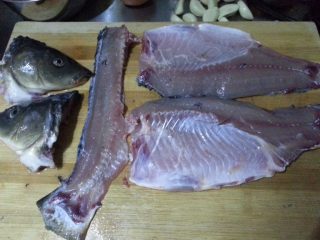 王氏水煮鱼,将新鲜的鲤鱼洗净'从鱼尾部片开'鱼头分两半