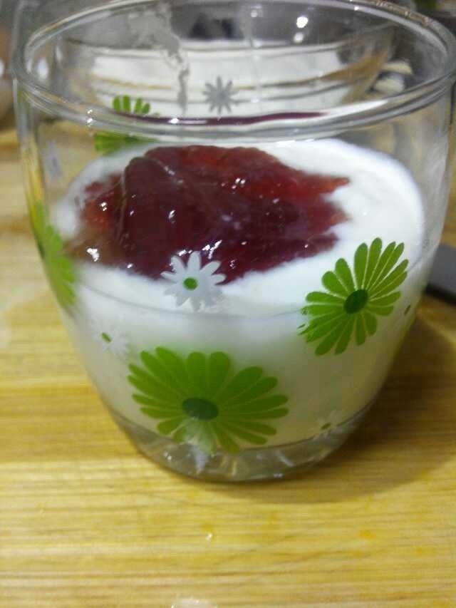 王氏-自制芒果酸奶（草莓酱酸奶）,将草莓酱淋在冰镇好的酸奶上'搅拌均匀即可