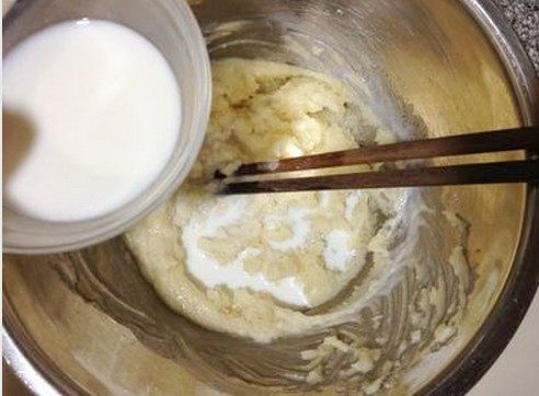 果酱蛋糕条,倒入过筛后的面粉，迅速搅拌，分三次加入牛奶，每次都待上次拌匀后再加入