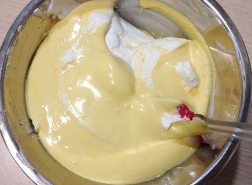 果酱蛋糕条,将拌匀的蛋黄糊倒回蛋白盆，同样的方法切拌