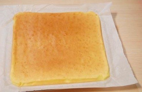 果酱蛋糕条,烤好的蛋糕片趁热撕去烘焙纸，放烤箱上晾凉