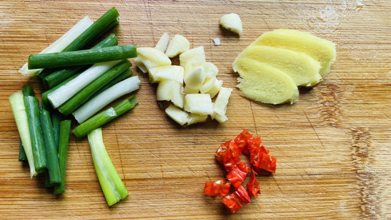 土豆香菇焖鸡,切好姜、葱、蒜、辣椒